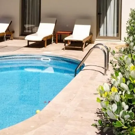 Geris Sleeps 6 With Pool And Air Con 빌라