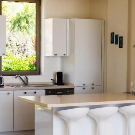 Geris Sleeps 6 With Pool And Air Con *