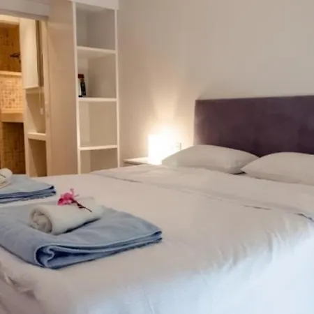 빌라 Geris Sleeps 6 With Pool And Air Con Giris